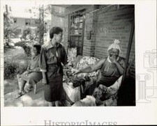 1988 Press Photo Anita Spriggs-Hill & Bertha Bradley, Piedmont Courts Residents picture