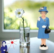 ❦ New KIKKERLAND Waving Figurine QUEEN ELIZABETH II Solar Blue Derby Edition Sun picture