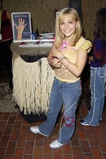 Jamie Lynn Spears with a Zoppini bracelet at The 2002 Teen Choice - Old Photo picture