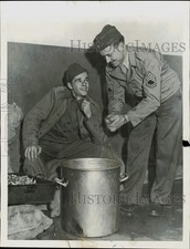1943 Press Photo Howard Knudtson watches Freddie Bartholomew on kitchen duty, CA picture