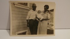 1924 VINTAGE FOUND PHOTOGRAPH PHOTO B&W BLACK & WHITE GRANDPARENTS & GRANDCHILD picture