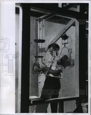 1953 Press Photo Donald Sachs installs antique lights, Milwaukee Museum picture
