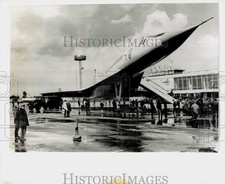 1969 Press Photo Reporters & Diplomats View Soviet Plane at Airport, Moscow picture