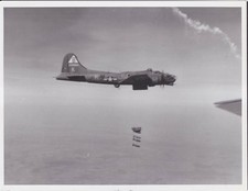 USAAF Boeing B-17 42-39958 92 BG bombs away 8x10
