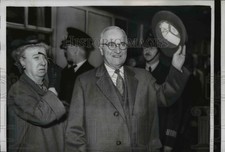 1956 Press Photo Pres. Harry Truman and wife Bess arrived at Liverpool Street picture