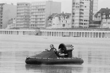 Bernard Devaux prepares to cross desert a hovercraft a beach 1981 Old Photo picture