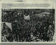 1968 Press Photo Mourners gather at National University in Montevideo, Uruguay picture