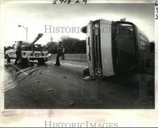 1981 Press Photo Automobile Accident crew moving wreck on Interstate 10 Metairie picture