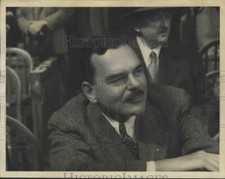 1943 Press Photo Gov. Thomas Dewey Follows World Series Game on Opening Day picture