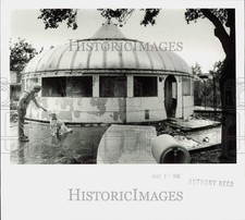 1992 Press Photo Todd Millions and his dog Loki at Dymaxion House - lra64562 picture