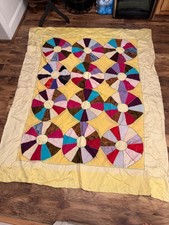Beautiful vintage handmade Dresden Plate-style patchwork quilt/bedspread picture