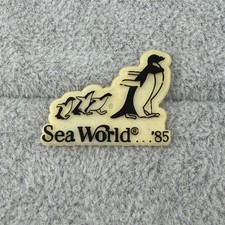 1985 Sea World Penguins Souvenir Plastic Pin Pinback #66759 picture