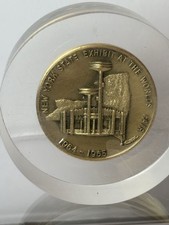 World’s Fair/1964/ New York State/ Medallion in LUCITE RARE + 2 post cards/EUC picture