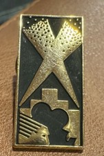 vtg universal studios movie film spotlight pharoah head lapel hat pin brooch picture