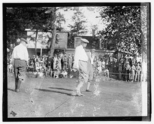 Photo:Harding Newspaper Mens Golf Tournament 1923 President on Green picture