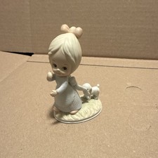 Lefton Porcelain Figurine Girl 03218 “Giving Is Loving” picture