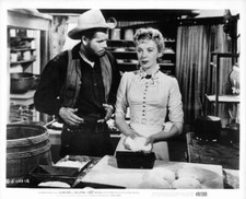 Glenn Ford talking to Ida Lupino shes preparing flour a scene film- Old Photo picture