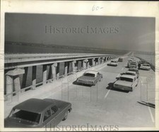 1965 Press Photo Traffic moves on Interstate-10 span over Lake Pontchartrain picture