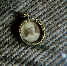 Estate Sale Find, 1907 picture/micro mosiac Sainit Pope Pius X medal picture