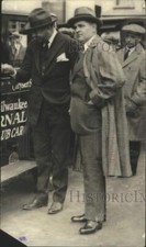 1925 Press Photo Harry J. Grant and others by Milwaukee Journal car, Milwaukee. picture