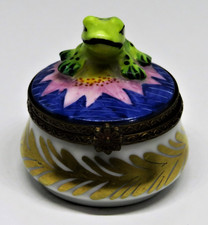 LIMOGES BOX -PARRY-VIEILLE- VINTAGE FROG & PINK LILY FLOWER - GOLD LEAVES picture