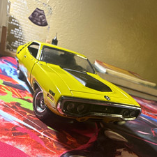 Plymouth Road Runner HEMI Yellow 1:18 Scale Diecast Model Car picture