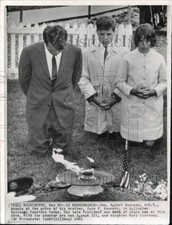 1965 Press Photo Robert Kennedy visits grave of his brother John at Arlington picture