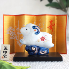 Japanese Yakushigama 2027 Sheep Zodiac Porcelain Figurine Gold Screen Set picture