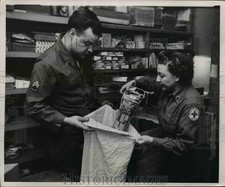 1953 Press Photo Connie Fescina and Sgt. Edwin Bennicutt fill the bag with gifts picture