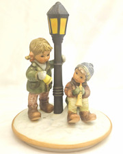 Berta Hummel “Making Spirits Bright” Musical Lighted Figurine 2002 – Works picture