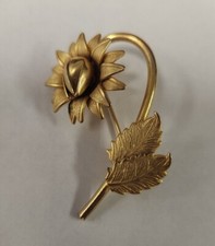 Pretty Goldtone Flower Floral Brooch Pin Unmarked Vintage picture