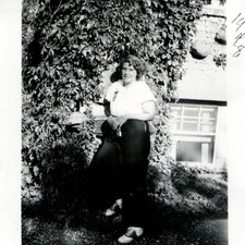 ID'd 1948 Minneapolis, MN Shirley Field Saddle Shoes Snapshot Photo Woman Vines picture