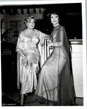 VIVIEN LEIGH + SIMONE SIGNORET BEHIND SCENES 1964 KENNY BELL CREDIT PHOTO 873 picture