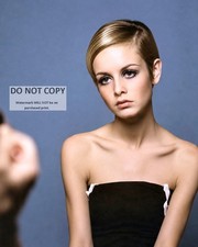 TWIGGY ENGLISH MODEL, ACTRESS AND SINGER - 8X10 PUBLICITY PHOTO (CP-145) picture