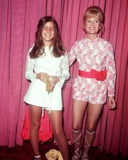 DEBBIE REYNOLDS & DAUGHTER CARRIE FISHER - 8X10 PUBLICITY PHOTO (OP-279) picture