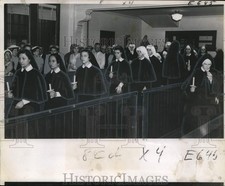 1960 Press Photo Mount Carmel Chapel's young postulants lined up during ceremony picture