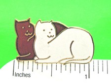  Smiling Comical CATS , KITTIES - pin , brooch GIFT BOXD (reddish brown & white) picture