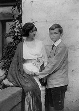 Hauptmann Margarete musician wife of Gerhart Hauptmann with son Be- 1913 Photo picture