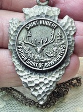 VINTAGE SAINT HUBERT PATRON OF BOWHUNTERS HAMMERED PEWTER ARROWHEAD PENDANT RARE picture