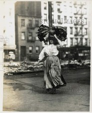 1909 Press Photo A woman carries piecework for home manufacture in New York. picture