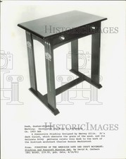 1981 Press Photo Dark finish Gustav-Stickley oak desk designed by Harvey Ellis picture