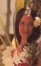LOVELY WOMAN UNITED AIRLINES ADVERTISING CARD POSTCARD HONOLULU HI HAWAII 1960s picture