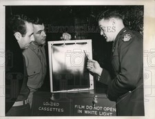 1944 Press Photo Major Joe Kopcha serves soldiers in the Army Hospital Ward picture