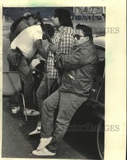 1984 Press Photo Native American Joe Gauthier And Rifle At Ho-Chunk Bingo Hall picture