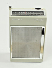 This VINTAGE WHITE SONY 3F-61 TRANSISTOR RADIO NEEDS REPAIRS TO WORK picture