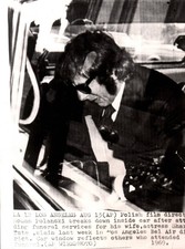 ROMAN POLANSKI AFTER ATTENDING HIS WIFE'S FUNERAL Portrait 1969 ORIG PHOTO MA80 picture