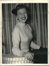 1952 Press Photo Jane Morgan arrives in New York by plane for singing engagement picture