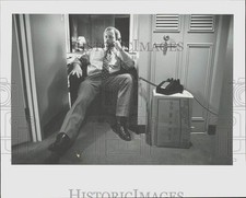 1986 Press Photo Steve Cowper talks on phone at Captain Cook Hotel after victory picture