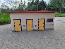 SCHLEICH HORSE STABLE Wood Model 40164 RETIRED ITEM Removable Roof Yellow Doors picture
