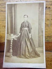 C.1870 CARTE-DE-VISITE- CDV- PHOTOGRAPH WOMAN IN INTERESTING DRESS ENGLAND 11 picture